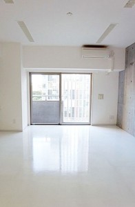 室内：バルコニー側