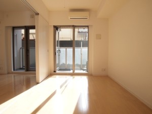 室内：バルコニー側