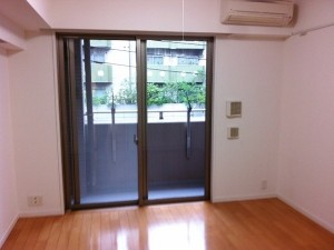 室内：バルコニー側