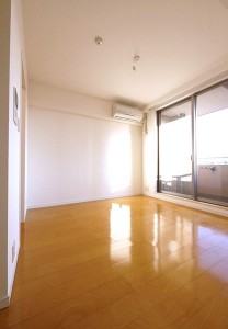 室内：バルコニー側