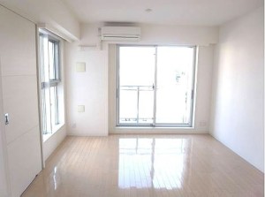 室内：バルコニー側