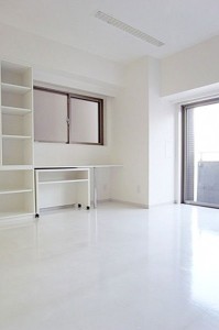 室内：デスク・収納側