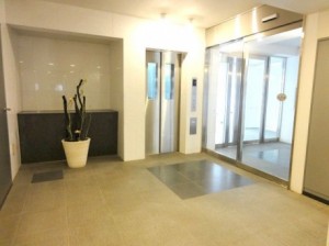 エレベーター前